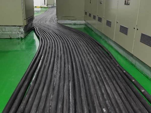 松原如何根据理论计算公式计算温度对特定电压测量结果的影响？