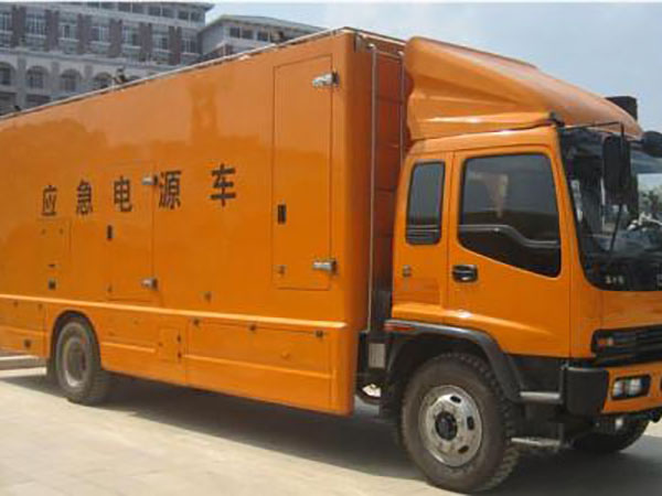 松原冬季柴油发电机启动前，如何检查燃油系统中的积水？